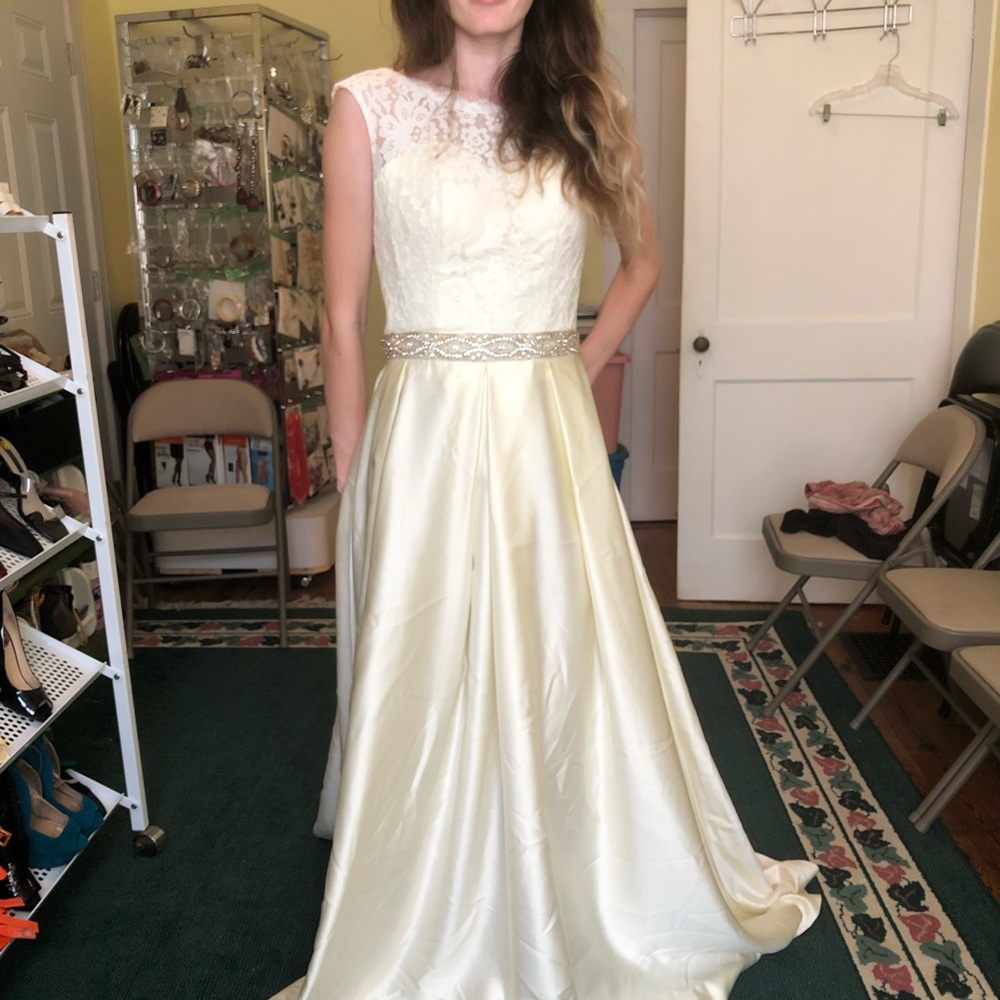 🆕Jaden Wedding 👗size 4🌹eyelash lace cream color